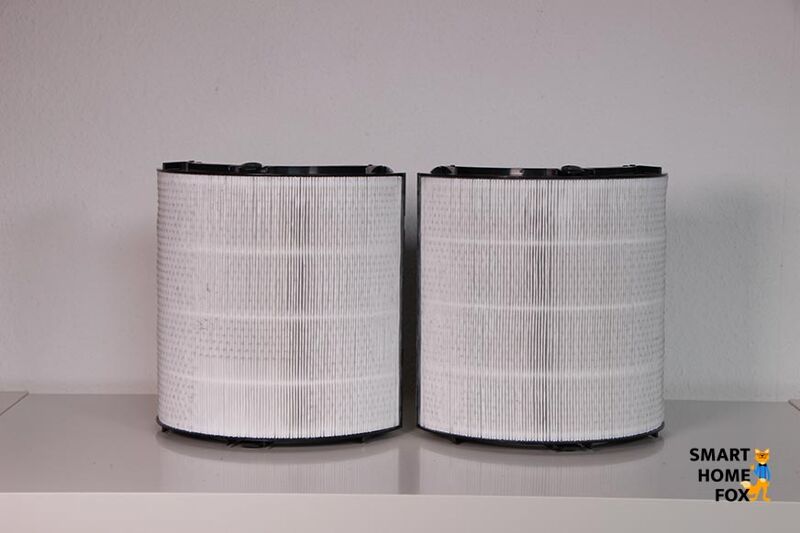 Ein gebrauchter HEPA-Filter des Dyson Purifier Cool Formaldehyde TP09 steht auf einem Regal